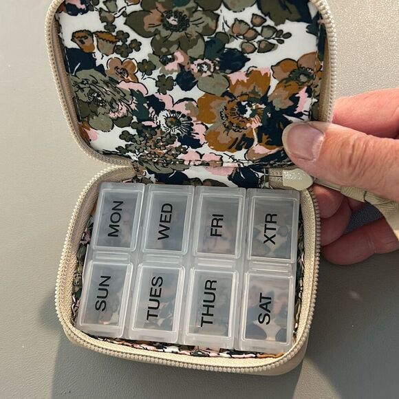 VERA BRADLEY Quilted Khaki Pill Case - Picture 2 of 4